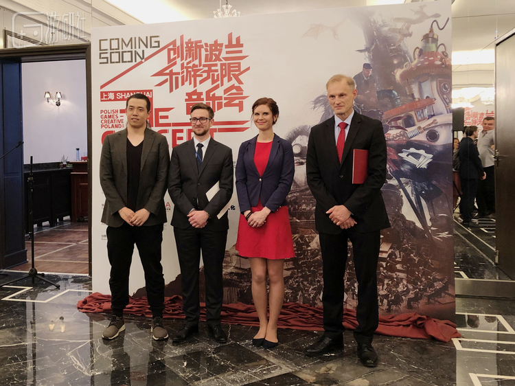 左一朱利辉、左二马志伟、右一赛熙军