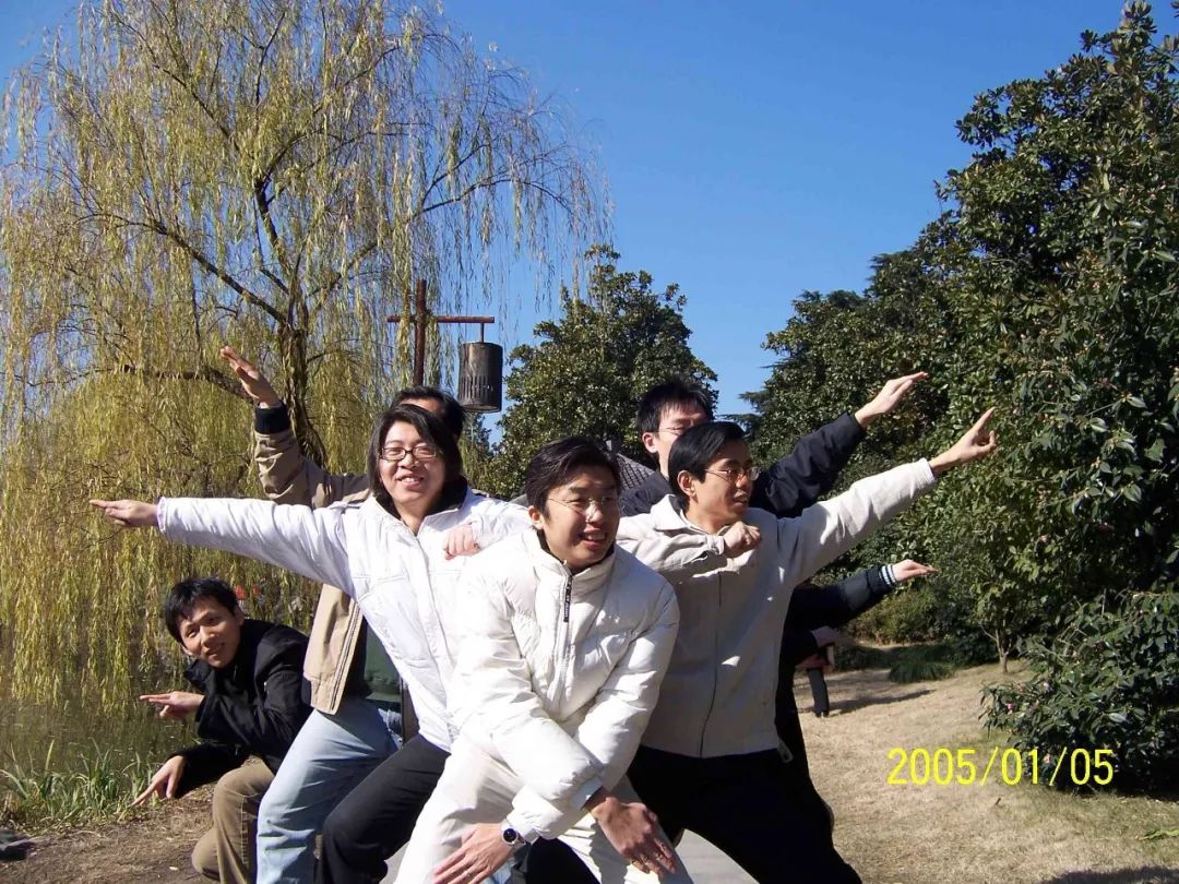 2005年,前排左一是《创世西游》系统策划沈扬,中间为萝卜,右为项目经理顾运涛,左下是主策划倪柠 2005年,前排左一是《创世西游》系统策划沈扬,中间为萝卜,右为项目经理顾运涛,左下是主策划倪柠