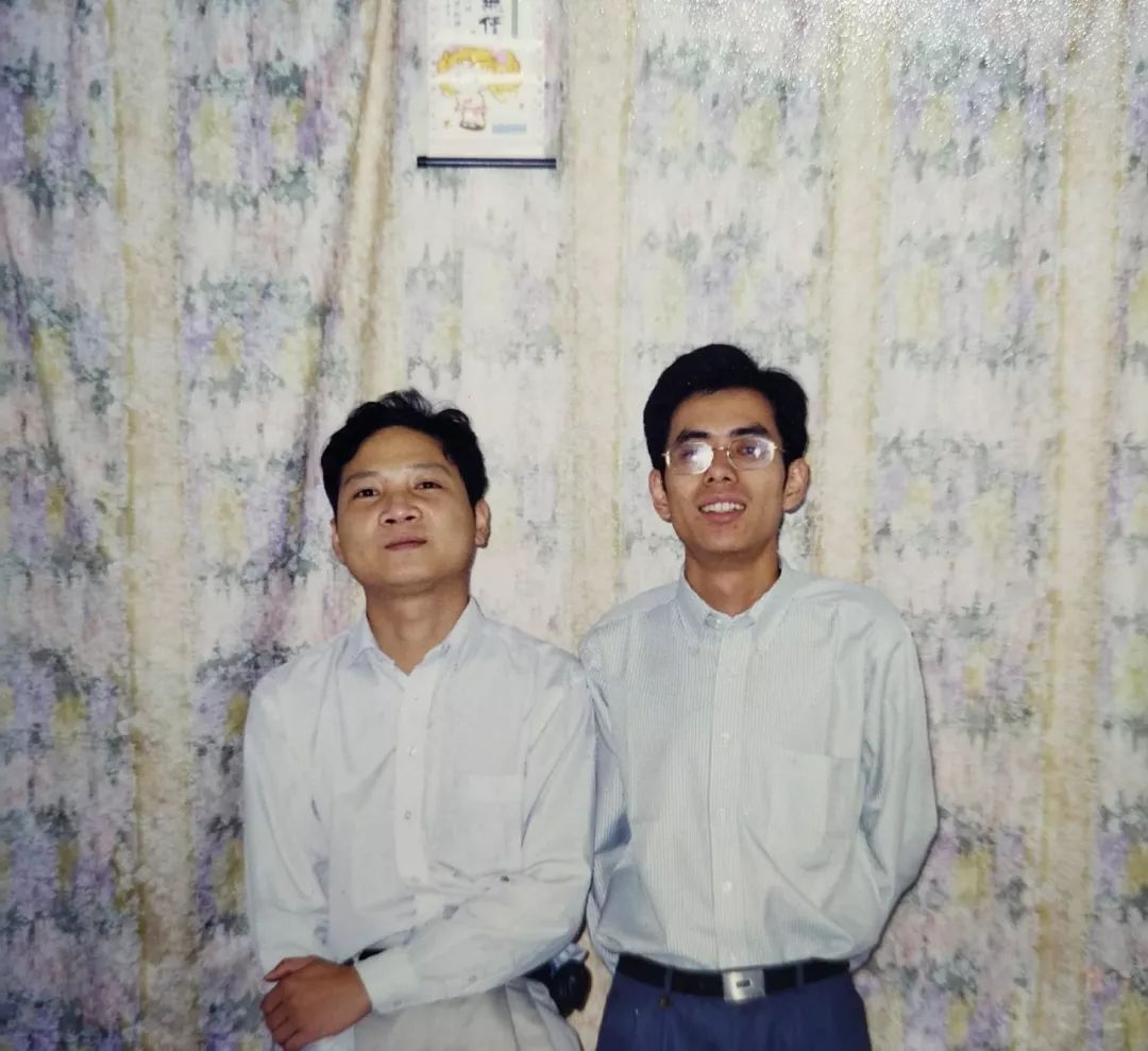 2002年,深圳,吴竞(左)和顾运涛的合影 2002年,深圳,吴竞(左)和顾运涛的合影