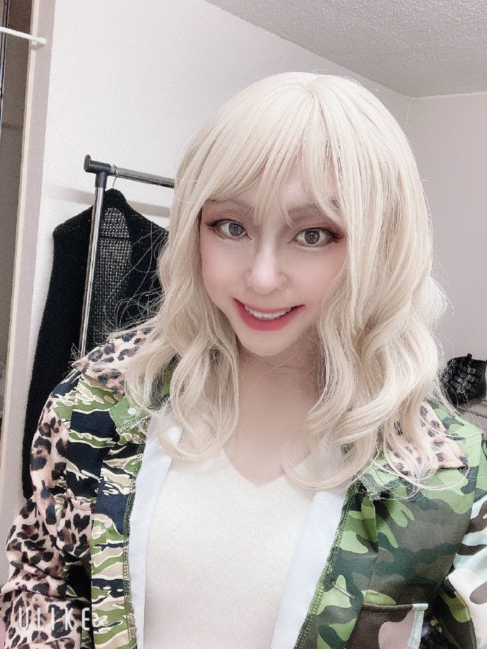 妻子给爱女装的丈夫装备了别样的生日礼物