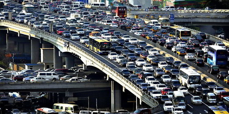 各大导航App的堵车群聊里，度假人在抱团哀嚎