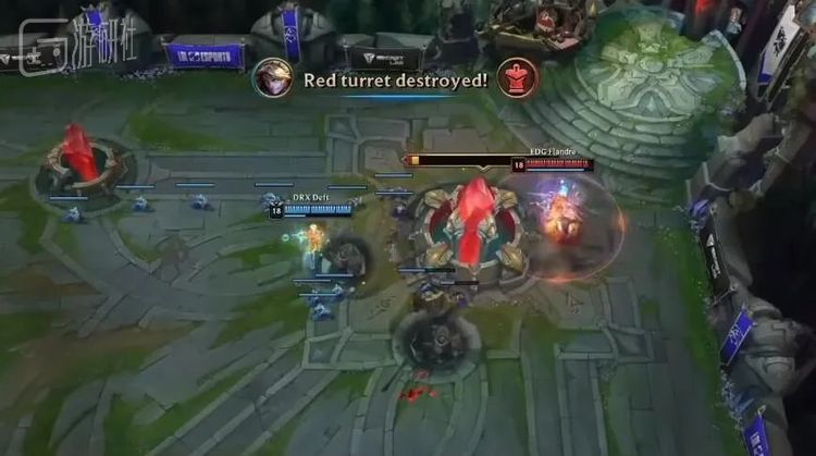 这一刻观众几乎都快为Deft的职业生涯划上了句号，并戳上了“命运弄人”的标签