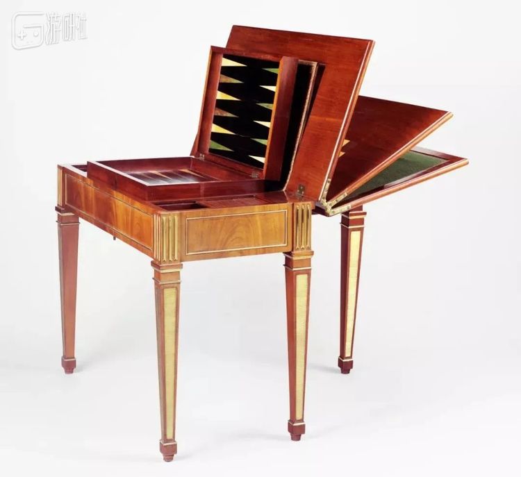 这张游戏桌收藏于大都会博物馆 