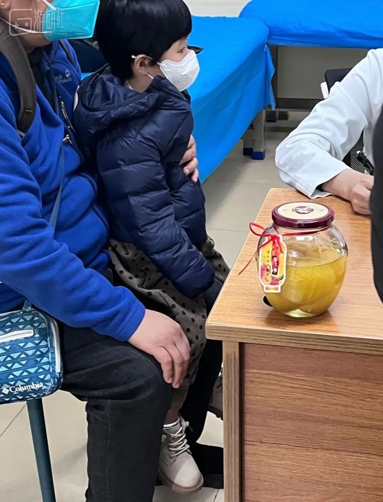 北方小孩看病都得带罐罐头来