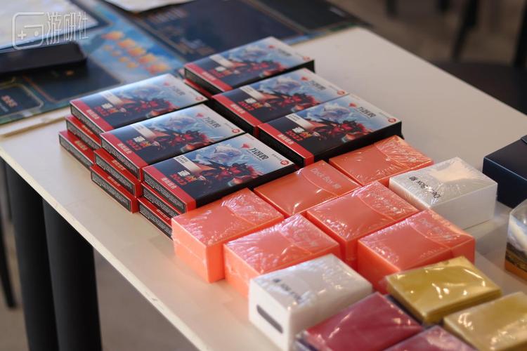 每一位社友都会收到免费赠送的卡牌套装