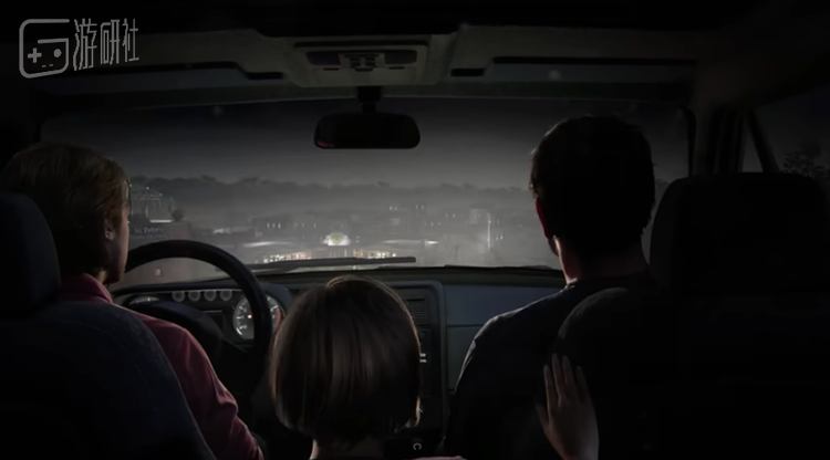 游戏中，即使角色坐在车内，玩家仍可以自由调整视角，掌握自己的目光所向