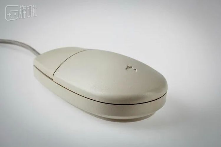 作为对比，当时苹果出产的鼠标往往只有一个按键