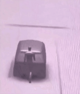 咋前面有个人在推车呢