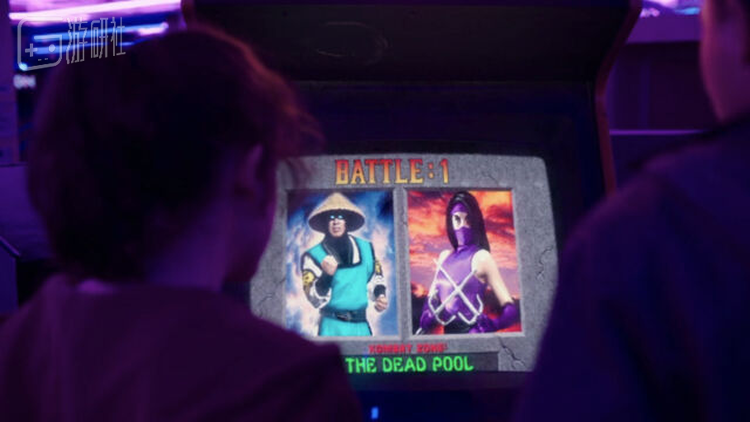 街机装的其实是OLED屏幕，在画面周围做了黑边和圆角处理