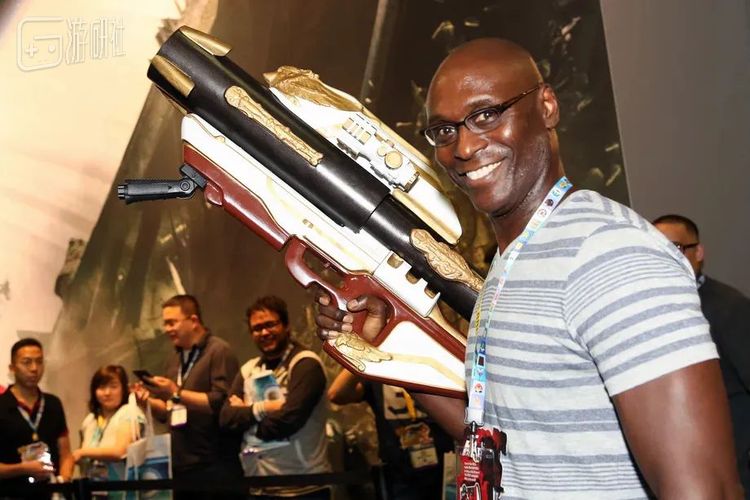 兰斯手持游戏中“加拉尔号角”火箭筒模型的照片