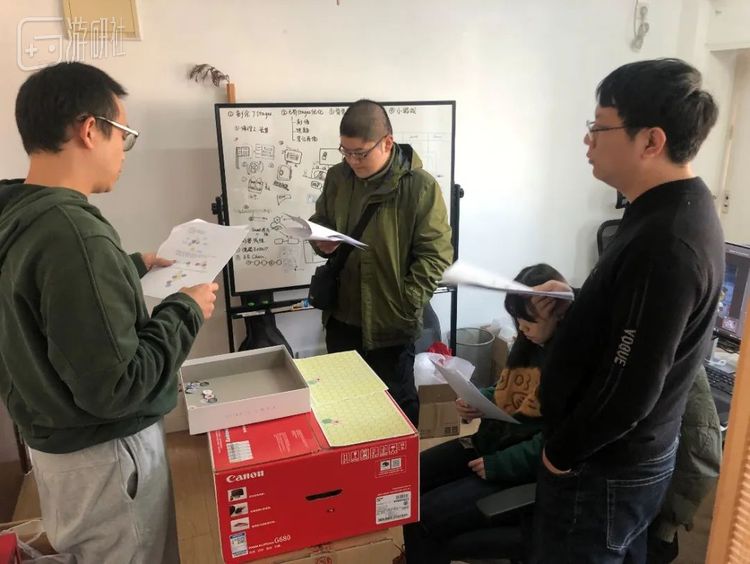 讨论工作的团队成员们