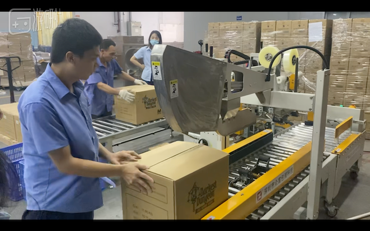 Mythic在2022年8月发布的一张照片，图中的工人正在给《暗黑地牢》英文版桌游打包