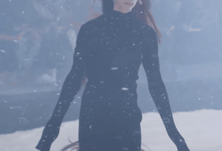 现实中巴黎世家的时装秀看起来比AI还装模做样