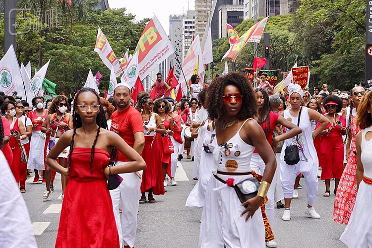 2022年圣保罗街头庆祝黑人意识日的群众