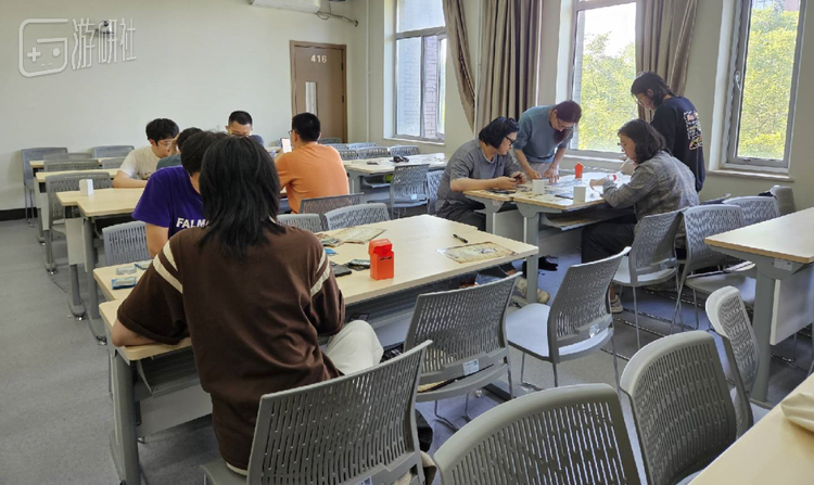 课程结束半小时后，仍有不少同学留在现场继续对战