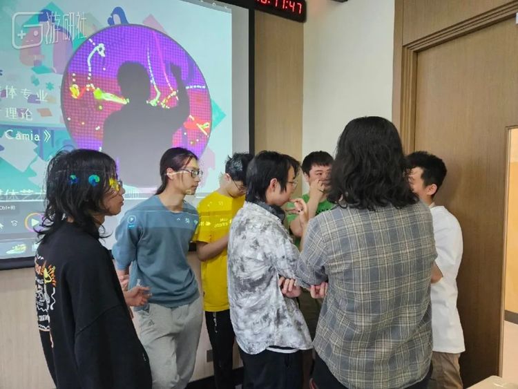 课后拉着万智牌官方牌手交流的同学们