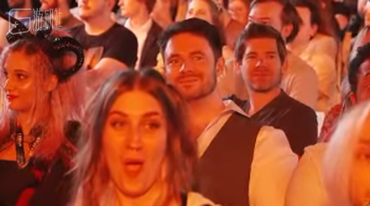 现场观众显然对这种走向既震惊又兴奋