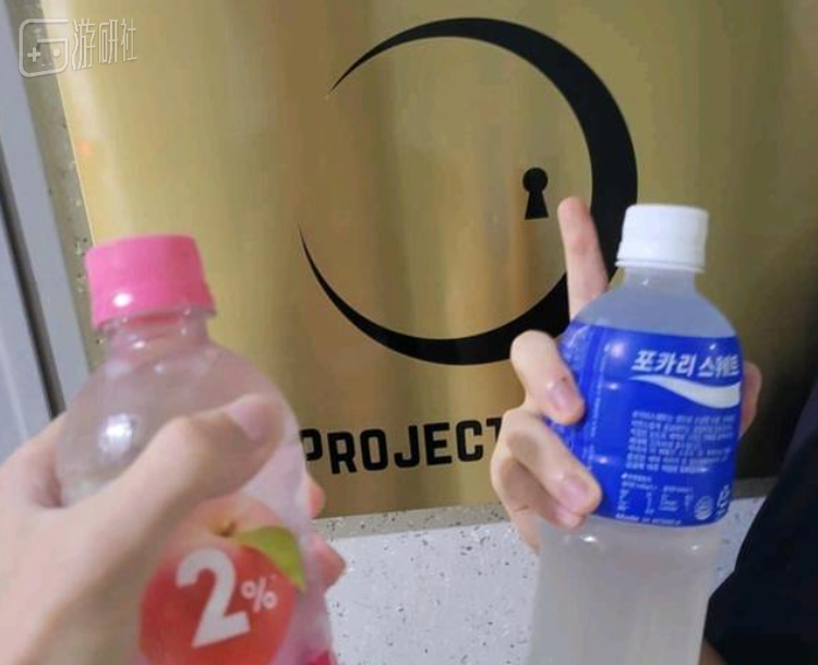 线下毕竟不是网友们的主战场，在互联网上，这场魔幻的性别大战更加刺激。