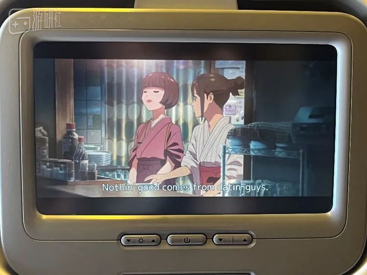 也因此，我在飞机上重温了《你的名字》和《铃芽之旅》