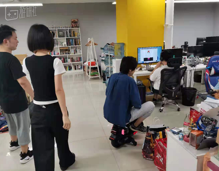 排队等候上车的同事们