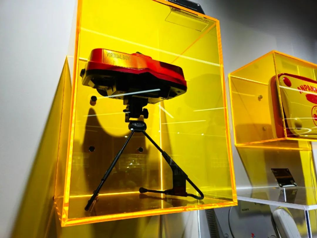 Virtual Boy，收藏于游研档案馆，公众号回复“预约”可免费入馆参观实物