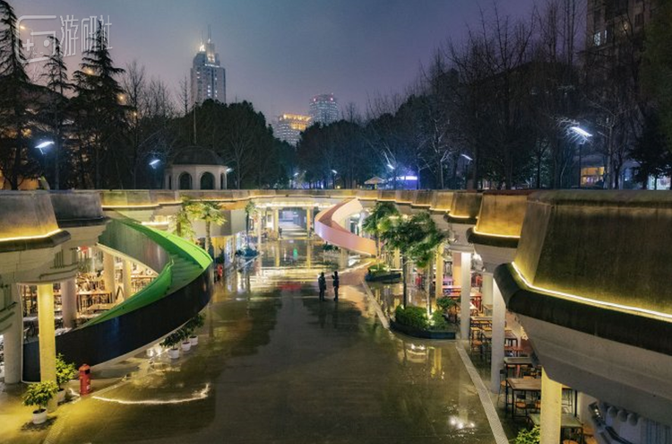 巨鹿路的158下沉广场，被认为是上海万圣节活动的中心地带，也是前两天COSER们出没的主要地段