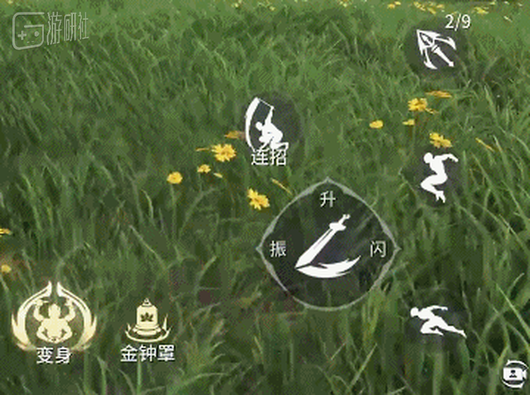 通过不同方向的划动，即可用一个按键触发振刀、升龙和闪避