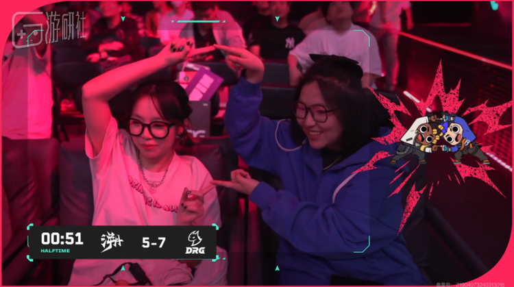 中场休息时组织观众还原表情包的现场互动