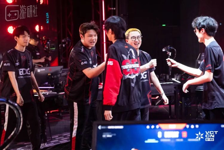 赛后EDG和FPX的选手们上台碰拳以示敬意