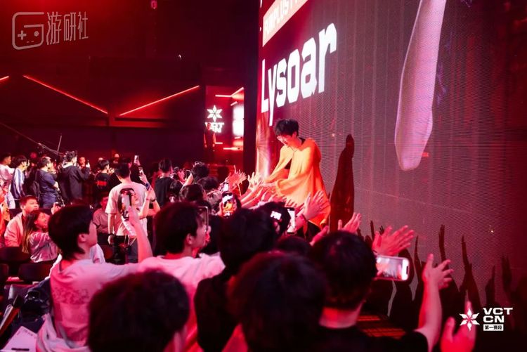 FPX选手Lysoar（玩家爱称“留一手”）出场时受到观众热烈欢迎