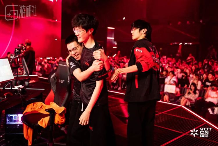 FPX的选手们为久等的胜利而欢呼