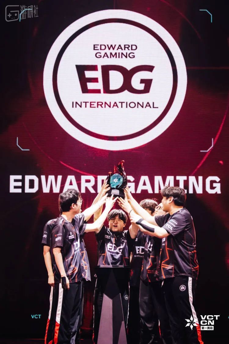 EDG捧起冠军奖杯