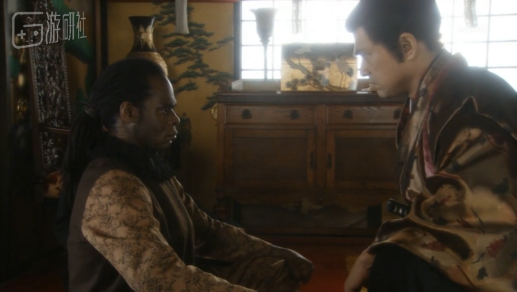 《军师官兵卫》中的弥助与信长，这部剧中弥助登场的情形基本符合史实