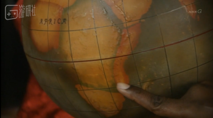 日本大河剧《军师官兵卫》中，弥助在地球仪上指出自己家乡的大致位置