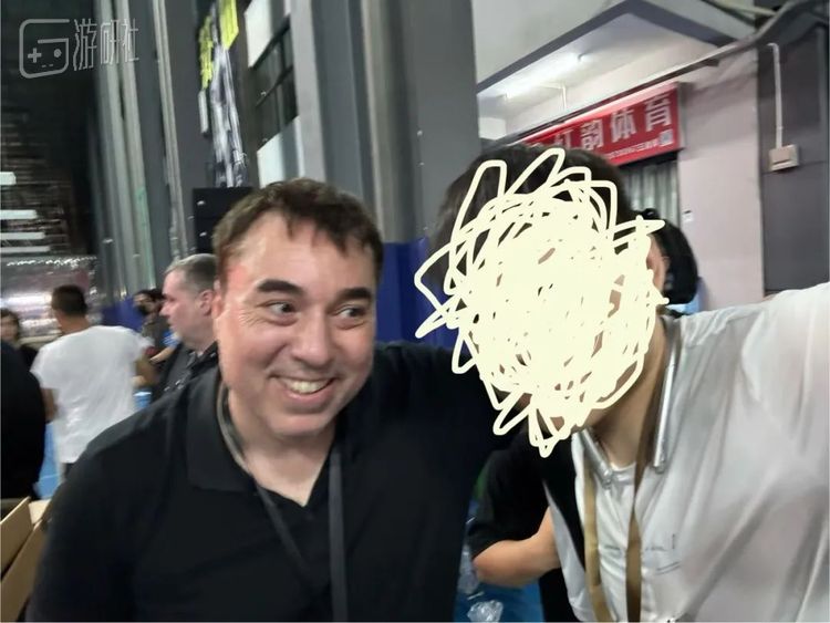 有玩家晒出了自己和克里斯•罗伯茨的合影，虽然还保持着笑容，但显然“萝卜”也快热到红温了