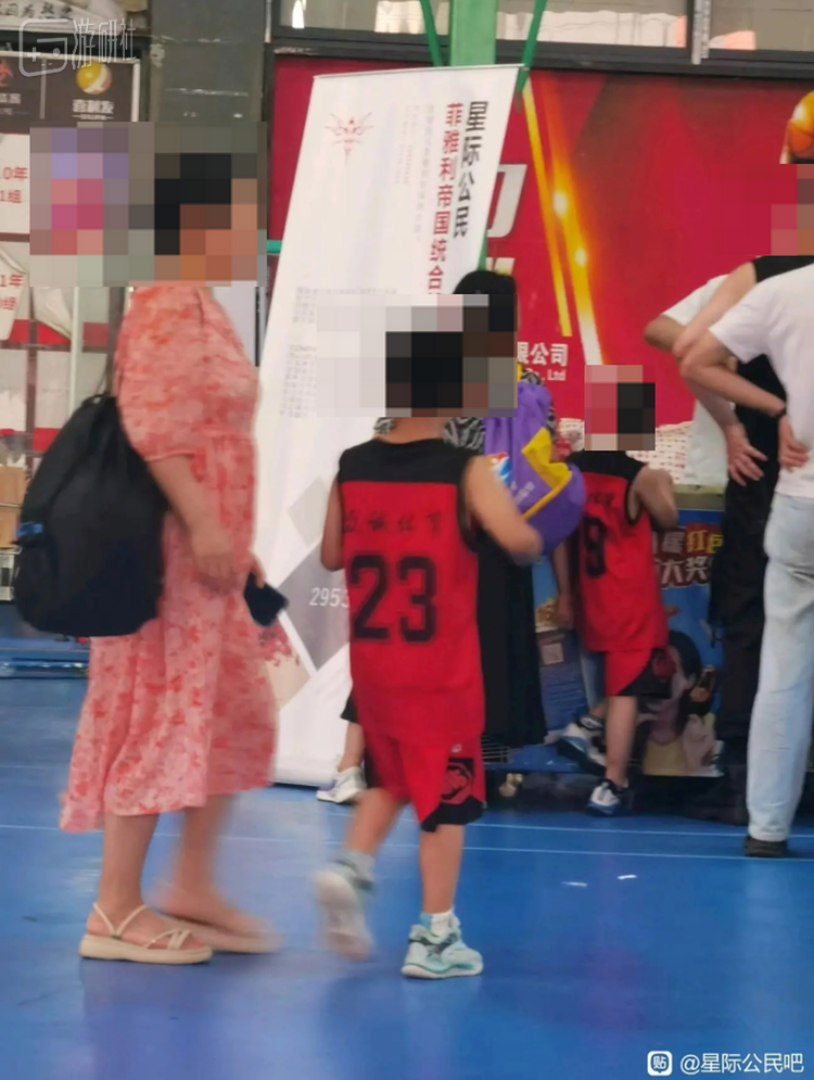 在现场玩家拍摄的照片中，出现了明显不太像是《星际公民》玩家的来访者