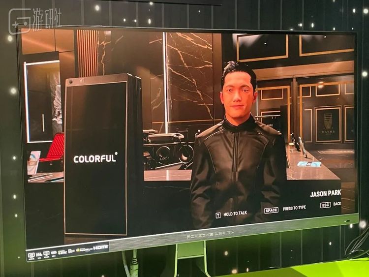 原来的亚裔门童，摇身一变成了七彩虹的介绍员