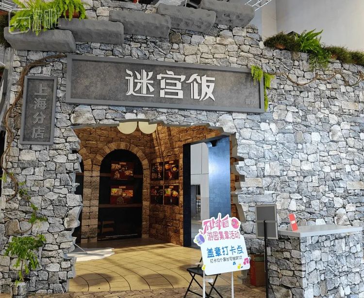 这个馆内为包括《迷宫饭》《葬送的芙莉莲》《怪兽8号》等多部动画搭建了类似的情景展位，看得出颇为用心，但人流量很少