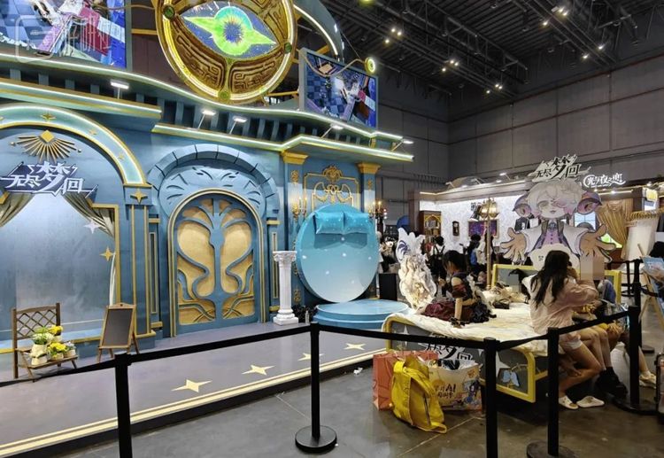 快手弹指宇宙旗下的《无尽梦回》尚未公测，展台就布置得挺吸睛的，也符合设定