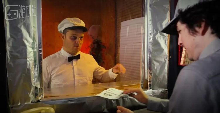 很多国外主播会穿成公寓门卫的服装直播游戏