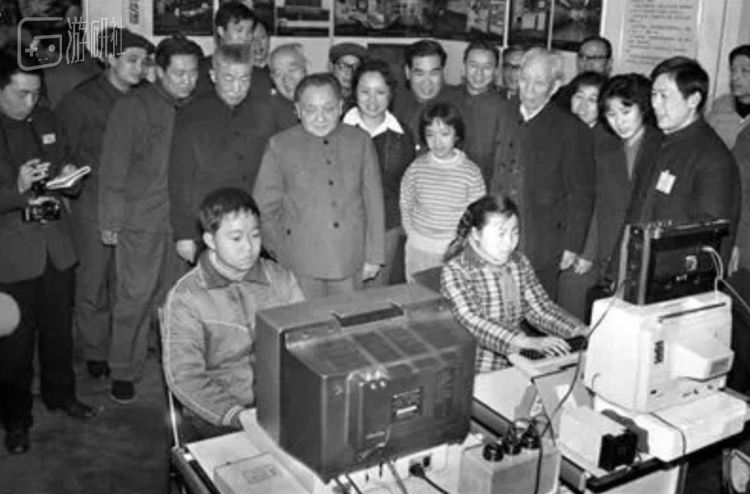 在1984年的上海微电子技术及其应用展览会上，总设计师亲自开启了中国少儿电脑教育的未来