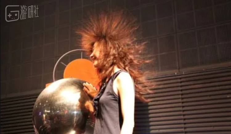 科技馆内必备的用于演示人体静电的实验——怒发冲冠