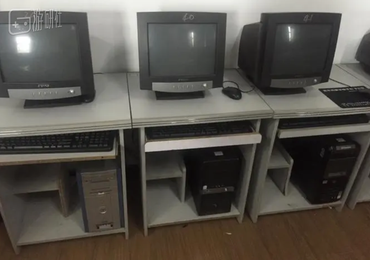 机房地面铺设木地板，是典型的迷惑行为