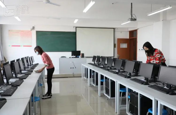  所以只能是信息老师自己来