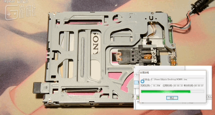 鞋套沾染的灰尘，唯一可以直接影响的，是软驱磁头读写的稳定性