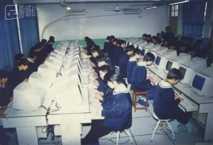 90年代后期的初中电脑课堂，“MMX+双空调+静电地板”可谓是配置拉满