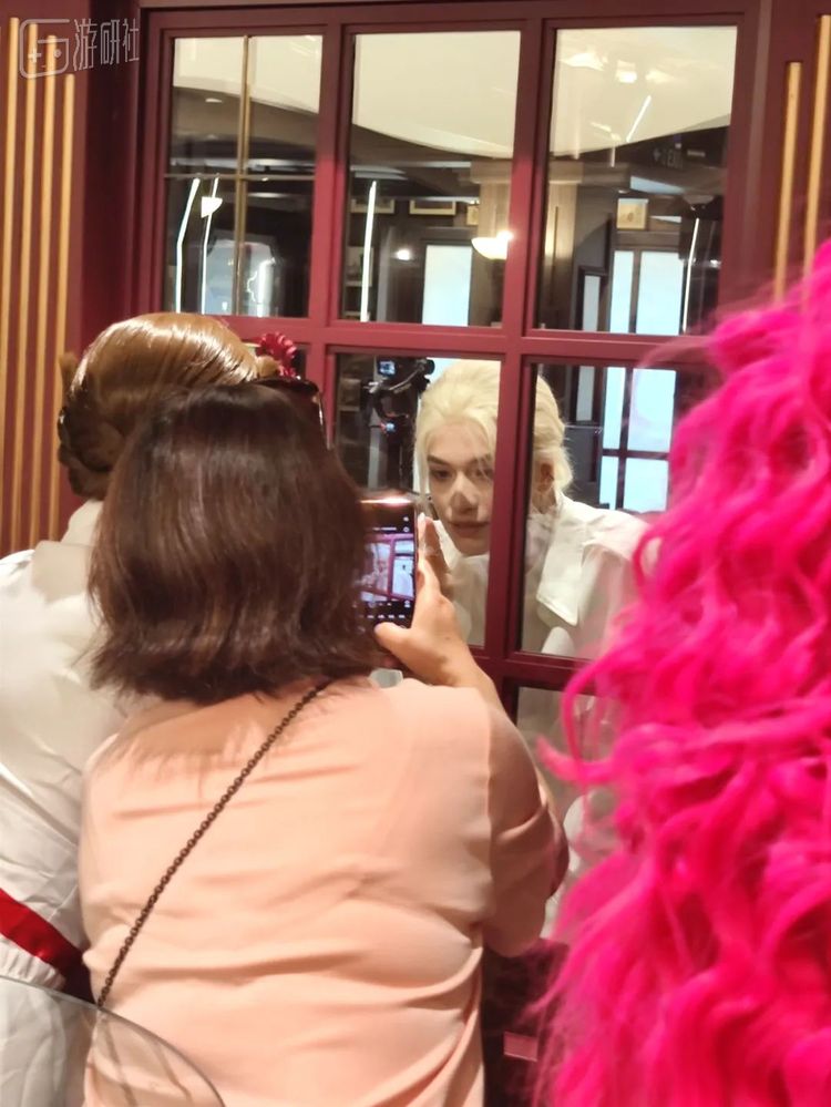 见面会休息之余，卡琳娜会在窗边互动