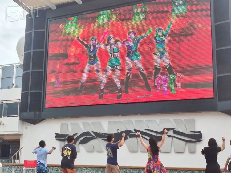 左二的小孩哥斩获冠军