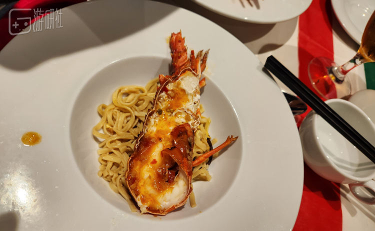 而且每盘里面的面条只有两口，不多点几盘也吃不饱