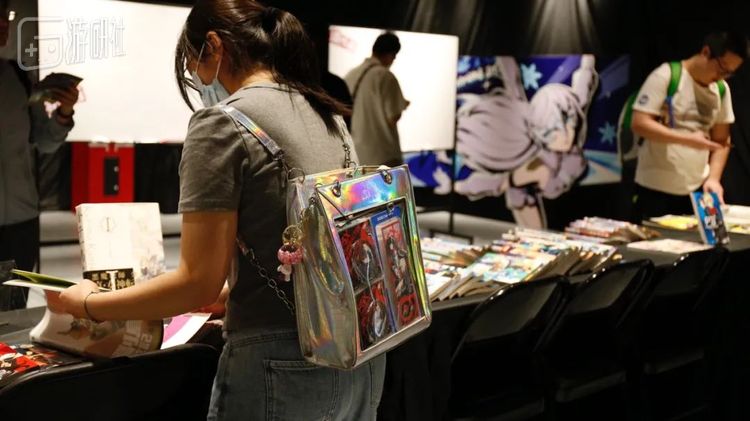 @艾荣 is rio ！与她的P5X痛包